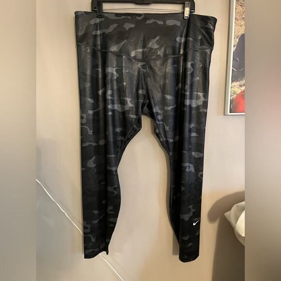 NIKE WOMENS “CAMO” CAPRI LEGGING SIZE 2X NWT - Picture 1 of 6